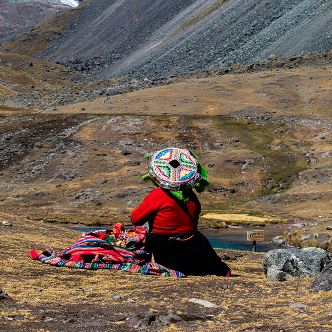 Mujer andina viviendo el momento en cusco